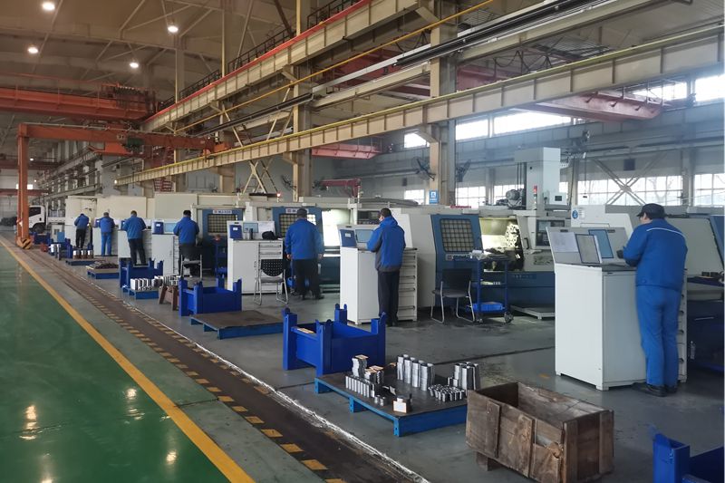 3、機(jī)加工車間數(shù)控車床班組全體員工早早進(jìn)入工作狀態(tài).jpg